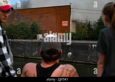 Roeselare, Belgien. 28.. Juli 2022. Feuerwehrleute, die am Donnerstag, dem 28. Juli 2022, am Ort eines Brandes bei der Abfallwirtschaftsfirma Sidegro in Roeselare abgebildet wurden. BELGA FOTO DAVID CATRY Kredit: Belga Nachrichtenagentur/Alamy Live News Stockfoto