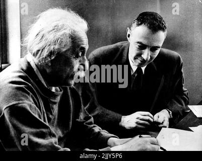 Wissenschaftler von ned Atom. Professor Einstein (links) erzählt Dr. Robert Oppenheimer von seinen Versuchen zu ***** Letzteres in ***** Ist von Raum. Das Bild wurde 1949 aufgenommen, als Dr. Opponheimer Direktor des Institute for Advanced Study in Princeton, N.J. war Als Professor Einstein sagte, dass Dr. J. Robert Oppenheimer, 49, Amerikas führender Atomwissenschaftler von allen geheimen Informationen ausgeschlossen wurde, während eine neue Untersuchung seiner angeblichen Verbindungen mit dem Kommunismus durchgeführt wurde, sagte er: "Alles, was ich sagen kann, ist, dass ich den größten Respekt und die größten Warnest-Gefühle für ihn habe. 19. April 1954. (Foto von Paul Popper, Paul Popper Ltd.). Stockfoto