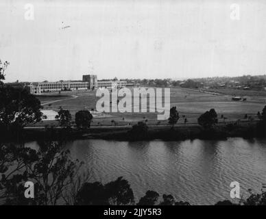 Ein Blick auf die neue Universität von Queensland, aufgenommen von Thomsons ehemaligem Zuhause. Die weite Weite des Coronation Park und die Nähe zum Brisbane River inspirierten Thomson dazu, den Standort im Gegensatz zu dem, der bereits vom Senat der Universität ausgewählt wurde, zu verstärken....... Einer der größten Triumsen von Thomson war die Gründung der neuen Universität von Queensland in St. Lucia, direkt gegenüber dem Brisbane River, der seine ehemalige Heimat bildet. 07.Mai 1952. (Foto von David R. Jones). Stockfoto