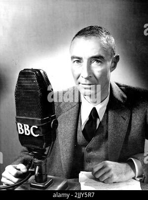 Professor J. Robert Oppenheimer, der ausgezeichnete Physiker und Atomphysiker, und Direktor des Institute for Advanced Study in Princeton, New Jersey. Er gibt die BBC-Reihe von Reith Lectures für 1953 auf der Sub. ***** Und das gemeinsame Verständnis. Die Vorträge, die am 15. Gloverber begannen, werden wöchentlich im BBC Fame Service ausgestrahlt, und die Aufnahmen werden er später im Dritten Programm und im Allgemeinen Überseedienst hören. 11. November 1953. Stockfoto