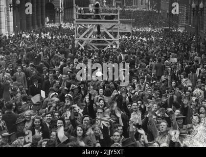 Victory Crowd -- von Castlereagh St. bis Genge St. 20. August 1945. Stockfoto