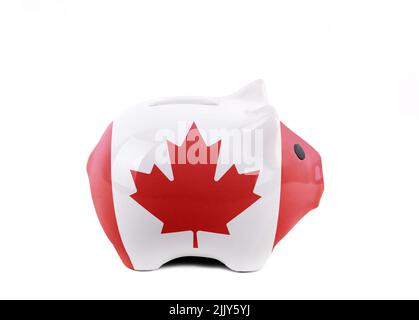 Sparkonzept mit Sparschwein in kanadischer Flagge gemalt isoliert auf weißem Hintergrund. Stockfoto