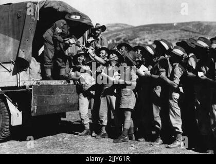 Endlich! Wie viele Emotionen auf diesen Gesichtern? -- nur eine, wenn die Post verteilt wird. Szene in einem australischen Postamt im Nahen Osten. 29. Januar 1942. (Foto von A.I.F. Foto). Stockfoto