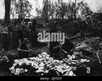 Post-Briefe-Pakete Etc. - Australian Military. 2. Juli 1945. (Foto von Australian Official Photograph). Stockfoto