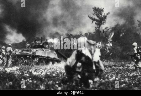 Marines Advance on Okinawa: Unterstützt von einem Flammenwerfer-Tank, US-Marines Advance on Japanese Positions on Okinawa. Der Fotograf für Seekämpfe wurde nach der Bildunterschrift des Marine-Korps sofort nach der Aufnahme dieses Actionfotos verwundet. 25.Mai 1945. (Foto von AP Wirephoto). Stockfoto