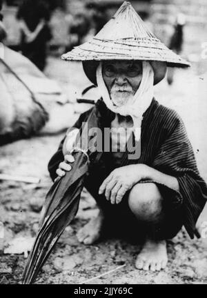 Okinawa Old-Timer takes war in Stride: Offenbar ist dieser ehrwürdige gebürtige Okinawa mehr besorgt über die Aussichten auf schlechtes Wetter als über einen Regen japanischer Bomben. Einer der Bewohner dieser Insel, die nur 360 Meilen vom Japanischen Reich entfernt liegt, wurde zum dritten Amphibienkorps-Hauptquartier gebracht, um dort Schutz und medizinische Behandlung zu erhalten. Sein Alter ist unbekannt, aber laut den Marines, die sich um die obdachlosen Eingeborenen kümmern, ist dieser kleine Kerl einer der ältesten Leute hier. 15.Mai 1945. (Foto vom offiziellen US Marine Corps Photo). Stockfoto