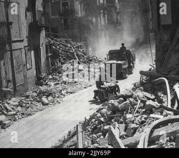 Sappers geräumt den Weg nach Sizilien Sieg -- nach der Räumung der Straßen durch die R.E.'s British Military Verkehr führt durch Bronte. In der Vorhut der vorrückenden Truppen, oft unter schweren Feuerwehrmänner der königlichen Ingenieure den Weg zum Sieg Siziliens freigemacht. Ihre Arbeit bei der Ausbesserung von Straßen und Brücken und bei der Beseitigung von Hindernissen, die der Feind zur Verlangsamung des Vorrückens der Alliierten gesetzt hatte, ermöglichte es ihr, in 39 Tagen den zweiten großen Sieg der Vereinten Nationen im Krieg zu erreichen. 27. August 1943. (Foto von British Official Photograph). Stockfoto