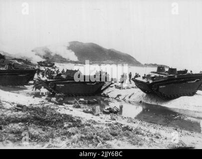 Marines on Beach at Ihiya: Marines parken ihre Amtracs ***** Gehen Sie am 3. Juni ohne Widerstand an einem Strand der Insel Ihiya, 15 Meilen nordwestlich von Okinawa, auf ihre Geschäfte zu. Diese Männer gehören zur achten Kampfmannschaft des Regiments. Das Marinestaderkorps veröffentlichte dieses Bild im Juli 16 in Washington. 16. Juli 1945. (Foto von AP Wirephoto). Stockfoto