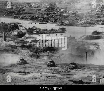 Marinetanks Pierde Outskirts of Naha: Panzer der Sechsten Marine Division sprengen den Feind, während sie den Stadtrand von Naha, der Hauptstadt von Okinawa, untersuchen. 27.Mai 1945. (Foto von Associated Press Photo). Stockfoto