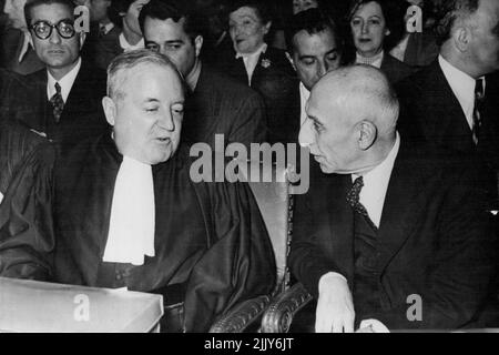 Mossadeq vor dem Haager Gericht - Dr. Mossadeq (rechts) im Gespräch mit Professor Henri Rolin aus Belgien, der die rechtlichen Argumente für die iranische Regierung vorgebracht hat, bevor die Sitzung heute in Den Haag eröffnet wurde. Während des Sprechens waren keine Fotos des Premierministers erlaubt. Dr. Mohammed Mossadeq, der persische Premierminister, ging heute am 9. Juni vor den internationalen Gerichtshof in Den Haag, um im Ölstreit mit Großbritannien auf den Fall seines Landes zu plädieren. Obwohl er krank war, stand er während des Sprechens ohne Unterstützung. 9. Juni 1952. (Foto von Associated Press Photo). Stockfoto