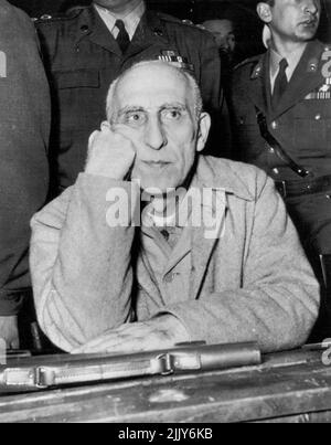 Mossadegh hört Urteil - Mohammed Mossadegh, der abgesetzte Premierminister des Iran, starrt vor ihm, während er am vergangenen Montag in Teheran das Schuldurteil über sein Verfahren vor einem Militärgericht hört. Er wurde aufgrund von 13 Anklagen wegen eines Vorsatzes gegen den Schah im Iran und zu drei Jahren Einzelhaft verurteilt. 25. Dezember 1953. (Foto von AP Wirephoto). Stockfoto