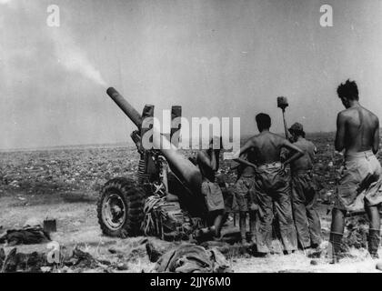 Den Druck auf Catania aufrecht zu erhalten -- Catania-Front, Schwerpunkt der Kämpfe in Sizilien. Die Armee von 8. vergrößert ihren Brückenkopf trotz aller gegnerischen Opposition, und der Druck auf die gesamte Armee von 8. und die US-Front steigt stetig. Britische Kanoniere zogen auf die Hüftfeuersalvos auf gegnerische Positionen an der Front von Catania. - Bild auf dem Höhepunkt einer sizilianischen Sommerhitze. 18. Oktober 1943. (Foto von British Official Photo). Stockfoto