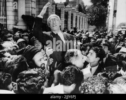 Der Ölminister schulterte in den Straßen - als Oppositionsabgeordelte im Unterhaus der Perser Majli Premierminister Mohammed Mossadeq daran hinderten, zu sprechen, weil er kein Quorum hatte, hielt der Premierminister seine Rede auf dem Majlis-Platz. Die Massen versammelten sich spontan und hissten ihn schulterhoch. Links zu Mossadeq, bärtig und in schwarzem Turban, befindet sich Chams Ghanat Abadi, Schwiegersohn des persischen Religionsführers Seyid Abolghassem Kashan. 12. Januar 1951. (Foto von Associated Press Photo). Stockfoto