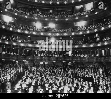 Die Met beginnt ihre Saison 65. -- Dies ist die allgemeine Ansicht von der Bühne des Innenraums des Metropolitan Opera House hier heute Abend, als es seine Saison 65. begann. Die erste Reihe von Boxen im Hintergrund ist das berühmte Diamond Horseshoe. Das Bild entstand während der ersten Pause zwischen den Akten von Richard Straus' 'der Rosenkavalier'. 21. November 1949. (Foto von AP Wirephoto). Stockfoto