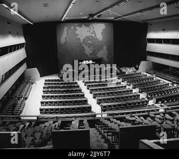 ers der Generalversammlung der Vereinten Nationen wird in dieser Halle an ihrem neuen Hauptsitz in der City of New York für die Aufrechterhaltung des Friedens arbeiten.Gebäude der Weltausstellung 1939 in Flushing, Long Island, New York. Die erste Sitzung der Versammlung ist vorläufig für Oktober 23 geplant. Während sich die Delegierten im Erdgeschoss treffen, werden die Reporter im Vordergrund arbeiten und Kameraleute und Rundfunksender werden auf die Stände auf beiden Stempeln der Halle beschränkt sein. Das Gebäude wird seit Messeschluss als kommunale Eisbahn genutzt. 20. September 1946. (Foto von Associated Press Photo). Stockfoto