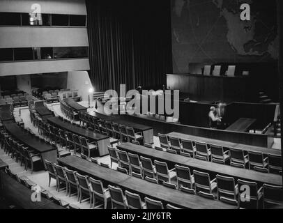 Die Versammlung wird am 23. Oktober im Auditorium der Generalversammlung zusammenkommen, von dem ein Teil oben gezeigt wird, um für die Aufrechterhaltung des Friedens zu arbeiten. Das Auditorium befindet sich in dem Gebäude, das die Stadt New York als Hauptquartier für die Weltausstellung 1939-40 in Flushing, Die Delegierten von New York werden vor dem Platz sitzen, an dem der Generalsekretär der Vereinten Nationen Trygve Lie und der Präsident der Generalversammlung Paul Henri Spaak mit anderen UN-Beamten sitzen werden. Die Kabinen an der Seite (links) werden von Kameraleuten und Radiosendern genutzt. 20. Oktober 1946. (Foto von Associated Press Photo). Stockfoto