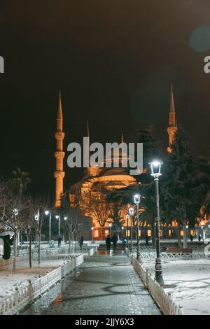 Blaue Moschee oder Sultanahmet Moschee in der Nacht im Winter. Istanbul Türkei - 1.23.2022 Stockfoto