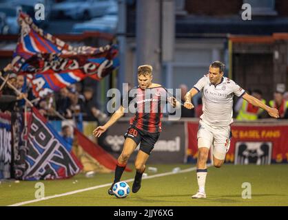 Daniel Larmour (links) von Crusader im Einsatz gegen Adam Szalai des FC Basel während der UEFA Europa Conference League, zweites Qualifying, zweites Beinspiel im Seaview Stadium, Belfast. Bilddatum: Donnerstag, 28. Juli 2022. Stockfoto