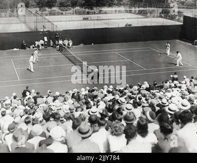 Die USA besiegt Australien in Davis Coup Play - die Vereinigten Staaten, indem sie die Doppel im Philadelphia Country Club am 28. Mai gewann es drei Straight Siege über Australien und holte die nordamerikanische Zone Finale des Davis Cup Tennis Competition. Oben ist die allgemeine Ansicht des Doppelspiels, das die Amerikaner, John W. Van Ryn aus Philadelphia und Wilmer Allison aus Texas auf der rechten Seite zeigt. Die Australier, Harry Hopman und Jack Crawford, auf der linken Seite. Die Punktzahl war 6-0, 6-4, 5-7, 7-5. 28.Mai 1932. (Foto von Associated Press Photo). Stockfoto