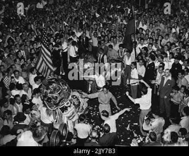 Dragon Dance in New York Chinatown -- zwei drachenähnliche Bilder beginnen den heiligen Drachentanz, der für das chinesische Neujahr reserviert ist, im New Yorker Chinatown im August 14, nachdem die Nachricht von der japanischen Kapitulation eingegangen war. 14. August 1945. (Foto von Associated Press Photo). Stockfoto
