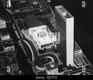 Luftaufnahme des Hauptquartiers der Vereinten Nationen -- Schwarz-Weiß-Druck einer Luftaufnahme des Hauptquartiers der Vereinten Nationen in New York. Dieses Bild aus dem Süden zeigt alle Gebäude der Vereinten Nationen (im Uhrzeigersinn von oben nach unten: Die Generalversammlung, Teil des Konferenzbereichs entlang des Flusses, das Sekretariat und die Bibliothek) mit links dem Platz der Vereinten Nationen und rechts dem East River. 1. Januar 1954. (Foto von den Vereinten Nationen). Stockfoto