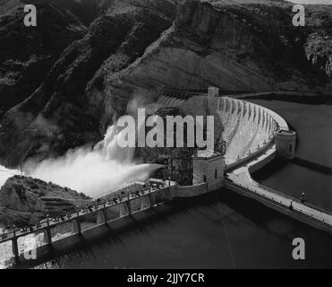 Nicht in 21 Jahren war ein Bildersee möglich. Im Jahr 1920 füllte sich der Stausee über dem Roosevelt Dam, Arizona, bis er überfüllt war, und in diesem Frühjahr brach er erneut eine ausgedehnte Dürre in dieser Region. Der Damm wurde 1911 vom Bureau of Reclamation fertiggestellt und von Theodore Roosevelt, dem er den Namen gab, eingeweiht. Er lieferte Bewässerungswasser für das berühmte Salt River Valley, einen blühenden Wintergarten auf dem reichen, trockenen Land, das sonst mit Wüstenkakteen und Tumbleweed bedeckt wäre. Und die eine Bauernbevölkerung von ***** unterstützt . 27.Mai 1941. Stockfoto