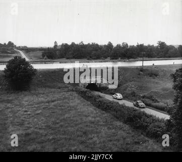 Das Teamschiff, das sich unterhalb des Kanals befindet, wird von Autofahrern, die durch den Kanalkulvert fahren, der eine Meile östlich von Medina unter dem Kahnkanal zwischen dem Lock-Port und den Pittsford-Schleusen verläuft, als Reserve empfunden. Die fast 100 Jahre alte Unterführung wurde 1854 gebaut, um Wasser zu ermöglichen, lange bevor Autofahrer durch den Holland Tunnel rasten, der aus Sandsteinblöcken gebaut wurde. Der Pass stellt im Winter eine Gefahr für Autofahrer dar. Um Autofahrer auf der Nord-Süd-Autobahn zu schützen, beschäftigt der Staat einen nahegelegenen Bauern, der die Eiszyklen niederschlägt, die sich im Inneren des Verwerfers bilden. 28. Juli 1947. (Foto von Wide World Photos). Stockfoto