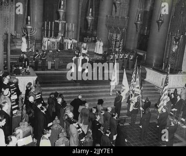 Thanksgiving Service for New Prince Dies ist eine allgemeine Ansicht der Kathedrale von St. John the Divine, New York, November 20, während eines besonderen Thanksgiving Service zu Ehren der Geburt eines Sohnes von Prinzessin Elizabeth und dem Herzog von Edinburgh. 20. November 1948. (Foto von Associated Press Photo). Stockfoto