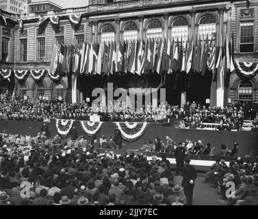 Allgemeine Ansicht im Rathaus Dies ist eine allgemeine Ansicht im Rathaus, New York City, 23. Oktober, als New York etwa 400 Delegierten, Stellvertretern und Beratern der Generalversammlung der Vereinten Nationen, die im Flushing Meadow Park eröffnet wird, eine Begrüßung ausgab., L. I., 23. Oktober. Warren Austin ist am Mikrofon. 23. Oktober 1946. (Foto von Associated Press Photo). Stockfoto
