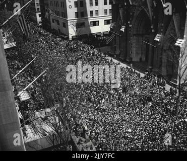 Die große Parade -- Ostersonntagsparaden jammen die Fifth Avenue in einer festen Masse vor der St. Patrick's Cathedral und auf und ab entlang der Avenue. Männer, Frauen und Kinder kamen zu einer der größten Paraden in der Geschichte New Yorks. Die Polizei schätzte, dass anderthalb Millionen Menschen an der Parade teilnahmen und sich diese ansahen. Diese Szene über dem Kopf wurde an der 50. Street und der Fifth Avenue gemacht. 17. April 1949. (Foto von Associated Press Photo). Stockfoto