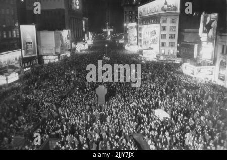 New York begrüßt das neue Jahr - Dieses Foto des vollgepackten Times Square wurde um genau Mitternacht gemacht, als sich die New Yorker versammelten, um das neue Jahr zu begrüßen. Der Blick wurde vom Broadway und 47. Straßen nach Süden gerichtet. 01. Januar 1945. (Foto von AP Wirephoto). Stockfoto