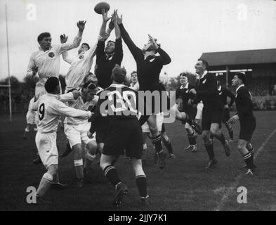 All Blacks First Match -- für den Ball während einer Line-Out im ersten Spiel der All Blacks Tour gegen die Southern Counties in Hove, Sussex, heute Nachmittag. 31. Oktober 1953. Stockfoto