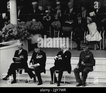 Victory Day - die Saluting Base in Mall. Den Vormarsch beobachten. Von links nach rechts, Mr. C.R. Attlee, der Premierminister Winston Churchill, Herr Mackenzie King, Premierminister von Kanada, und Feldmarschall Smuts dahinter sind die Herzogin von Kent und ihre Tochter Prinzessin Alexandra. 08. Juni 1946. Stockfoto