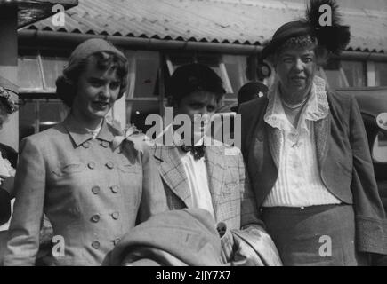 Frau Roosevelt Bringt Großkinder Nach England. Frau Eleanor Roosevelt mit ihren Enkelkindern Elliott, Junior und Chandler im Alter von 16 Jahren, am Flughafen Northolt bei der heutigen Ankunft aus Paris. Von ihrem dreiverheirateten Ex-Soldatensohn angefragt, kam Eleanor Roosevelt heute (Mittwoch) am Northolt Airport in Middlesex zu einem dreitägigen Besuch in London an, der ihre Europa-Rundreise abschloss. Obwohl sie nur ein öffentliches Engagement in London hat, könnte Frau Roosevelt einige Filme für ihr amerikanisches Fernsehprogramm drehen. 28. Juni 1950. (Foto von Reuterphoto). Stockfoto