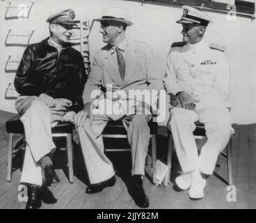 Präsident an Bord von Cruiser in Pearl Harbor - Präsident Roosevelt (Mitte) hat einen informellen Gesang mit General Douglas MacArthur (links), dem Oberbefehlshaber des südwestpazifiks, an Bord eines Kreuzers in Pearl-Harbor, während seines Besuchs auf Hawaii. Rechts ist ADM. Chester W. Mimitz, Kommandant der Pazifikflotte. 10. August 1944. (Foto von AP Wirephoto). Stockfoto