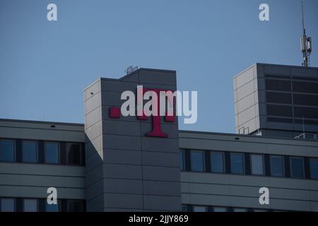 Hamburg, Deutschland 23. Juni 2022, das Telekom-Markenlogo auf einem Gebäude in Hamburg Stockfoto