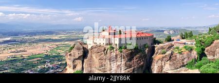 Steinkloster in den Bergen. Kalabaka, Griechenland Sommer bewölkt Tag in Meteora Bergtal. Panoramafoto Stockfoto