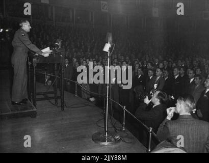 Die Wiedervereinigung. Fünftausend Männer, die in El Alamein kämpften, packten die Royal Albert Hall, London, in einer Versammlung, um den vierten Jahrestag der berühmten Schlacht zu feiern. Der Feldmarschall Viscount Montgomery von Alamein, der für diesen herausragenden Wüstensieg verantwortlich war, der als Wendepunkt des Krieges für die Verbündeten anerkannt wird, nahm an der Wiedervereinigung Teil und hielt eine Rede. Altgediente Soldaten kamen aus allen Teilen der Britischen Inseln, aus Südafrika, Australien, Neuseeland und Indien, und ihr Ehrengast war der britische Kriegsführer Winston Churchill. 23. Oktober 1946. (Foto von Fox Photos). Stockfoto