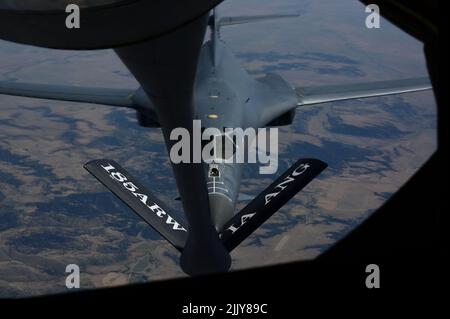 Ein KC-135 Stratotanker vom 185. Tanken Wing, Iowa Air National Guard, betankt einen B-1B Lancer vom Ellsworth Air Force Base, S. D., 19. Juli 2022. Die B-1 kann bis zu 265.274 Pfund Kraftstoff halten und bis zu 900 Meilen pro Stunde zurückfahren, was sie zu einem integralen Bestandteil der Langstreckenschlagfähigkeiten der US-Luftwaffe macht. (USA Foto der Luftwaffe von Staff Sgt. Hannah Malone) Stockfoto