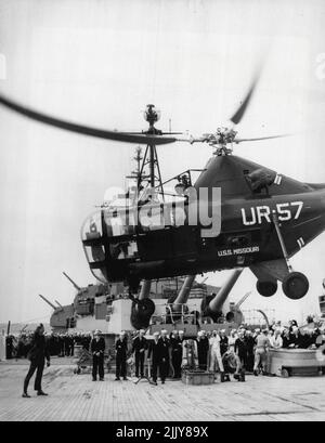 der bürgermeister von Portsmouth, ist an der Heckscheibe des Flugzeugs zu sehen. Kurz nachdem das 45.000 Tonnen schwere Schlachtschiff Missouri und neun weitere Schiffe der 1949 Midshipmen Practice Squadron der United States Navy heute (Freitag) zu einem achttägigen Besuch in Portsmouth bei Spithead eintrafen, hat der Flaggenoffizier, Konteradmiral Allan E.Smith, den Oberbürgermeister von Portsmouth per Hubschrauber angerufen. Das Flugzeug hob vom Deck des Schlachtschiffs ab und landete bei Southsea Common. An Bord der Missouri wurde die japanische Kapitulation im September 1945 in der Bucht von Tokio unterzeichnet. 17. Juni 1949. (Foto von Reuterphoto). Stockfoto