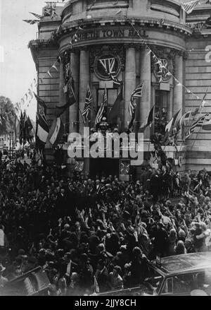 'Monty' erhält die Freiheit von Lambeth': Ansicht des Feldmarschalls Sir Bernard Montgomery, der das Rathaus von Lambeth verließ, nachdem er die Freiheit des Bezirks erhalten hatte, heute (Mi). 15. Oktober 1945. (Foto von LNA). Stockfoto