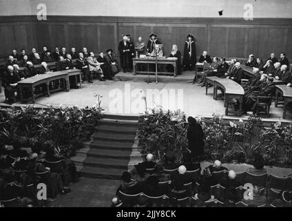 'Monty' erhält die Freiheit von Hastings: Feldmarschall Montgomery hielt seine Rede, um Freeman of the Borough zu werden. Feldmarschall Viscount Montgomery von Alamein G.C.B, D.S.O, erhielt heute (Fr) die Ehrenfreiheit des Bezirks Hastings. 18. März 1946. (Foto der London News Agency). Stockfoto