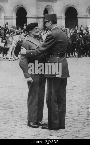 Monty dekoriert von De Gaulle: Feldmarschall Sir Bernard L. Montgomery wird von General Charles de Gaulle umarmt, nachdem er das große Kreuz des Ehrenleihens während der Zeremonien in Paris, Frankreich, empfangen hat. 06. März 1945. (Foto von Associated Press Photo). Stockfoto