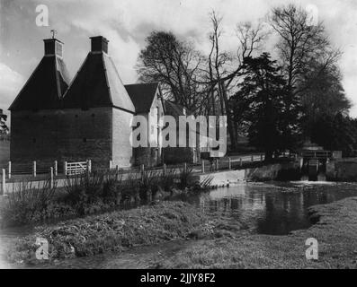 Feldmarschall Montgomery kauft neues Zuhause: Blick auf Isington Mill. Feldmarschall Viscount Montgomery, Chef des Generalstabs der Kaiserlichen Republik, hat die Mühle Isington und das Haus Oast am Fluss Wey bei Bentley in der Nähe von Alton gekauft und in ein Landhaus umgewandelt. 07. August 1947. Stockfoto