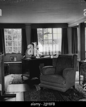 Feldmarschall Viscount Montgomery: Der Feldmarschall an seinem Schreibtisch im Salon seines umgebauten Mill House-Hauses in Isington, Hampshire. Hier beantwortet er seine persönlichen Briefe, die er darauf besteht, in seiner eigenen Handschrift zu schreiben. 10. Januar 1955. (Foto von Jack Esten). Stockfoto