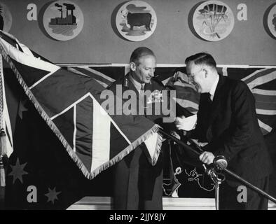 Feldmarschall Viscount Montgomery sah, dass er die Flagge ***** erhielt Beasley, Australien ***** Bei der Zeremonie. An diesem Morgen (Donnerstag) wurde dem Feldmarschall Viscount Montgomery, dem Chef des Generalstabs der Kaiserlichen Republik, bei einer Zeremonie im australischen Haus, am Stand, London, eine australische Siegesfahne überreicht, die von der A.I.F. Wives and Children's Welfare Association of New South Wales gesendet wurde. Die Präsentation wurde vom australischen Minister, Herrn J.A., durchgeführt Beasley, in Anwesenheit von Vertretern der drei australischen Dienste. Viele AIF-Männer sahen während des Krieges unter Montgomery Dienst. 11. Juli 1946. Stockfoto