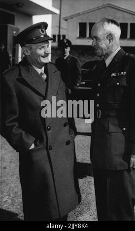 Übung 'CPX Two' - Links-rechts, eingereicht Marschall Viscount Montgomery, stellvertretender Oberbefehlshaber und Direktor der Übung, mit General Omar N. Bradley, Vorsitzender der Vereinigten US-Stabschefs. Führende Armee-, Marine- und Luftwaffenführer der Länder des Atlantikpakts nehmen an der Übung „CPX Two“ (Kommandoposten Nummer zwei) Teil, die am 9.. März im Lager Voluceau, in der Nähe des S.H.A.P.E. Hauptquartiers, in Louveciennes, zwölf Meilen außerhalb von Paris, begann. 31. März 1953. (Foto von Associated Press Photo). Stockfoto