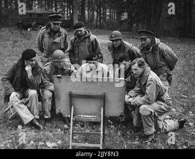 Monty leitet die Schlacht in Norddeutschland - Feldmarschall Montgomery unterweist seine Verbindungsoffiziere, bevor sie zu ihren täglichen Besuchen in den verschiedenen alliierten Divisionen unter seinem Kommando aufbrachen, um die neuesten Nachrichten zu bringen. 1. April 1945. (Foto von British Official Photograph). Stockfoto