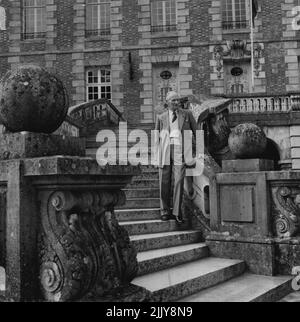 l Montgomery - 1948, als der Feldmarschall Stellvertreter von Western Union wurde, bot ihm die französische Regierung das historische Chateau de Courance als Residenz an. Dieses entzückende Schloss mit seinem weitläufigen parkähnlichen Gelände, etwa 50 Meilen außerhalb von Paris, teilt er sich mit seinen Besitzern, dem Marquis de Ganay und seiner Familie. Der Feldmarschall besetzt einen Flügel und die Familie den anderen. Auf diesen Bildern ist er im Salon, im Speisesaal und auf der prächtigen Treppe vor dem Schloss zu sehen, die eine Nachbildung des Schlosses von Fontainebleau darstellt. 10. Januar 1955. (Foto von Jack Esten). Stockfoto