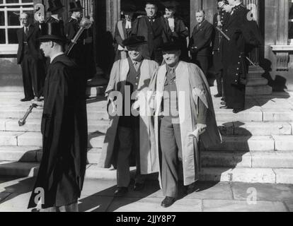 General Eisenhower und Lord Montgomery in Cambridge -- General Eisenhower und Lord Montgomery verlassen das Senatshaus nach Erhalt Ehrentitel in Cambridge. 19. November 1946. (Foto vom United Kingdom Information Office). Stockfoto